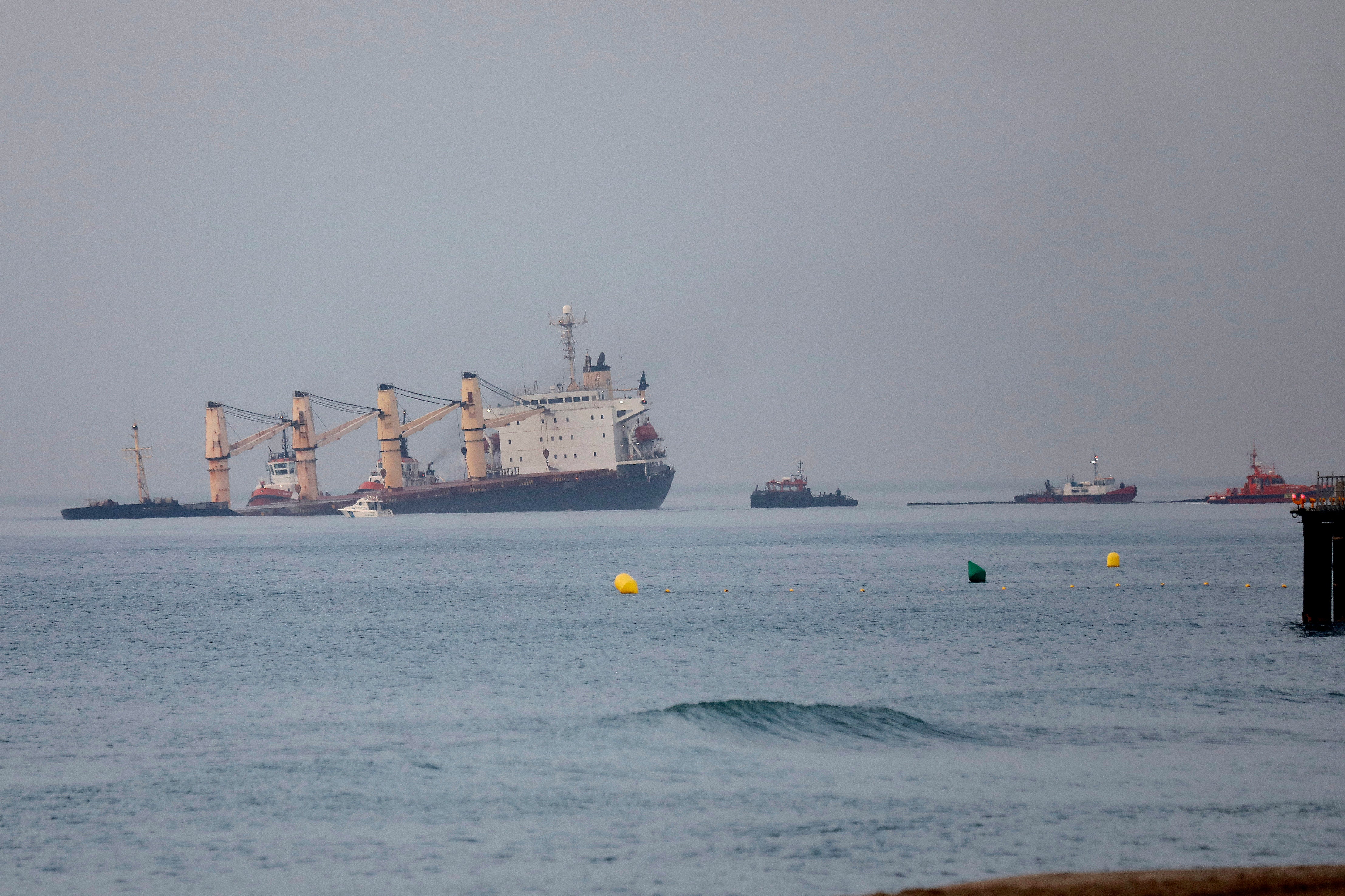 Fotos: el buque semihundido en Gibraltar