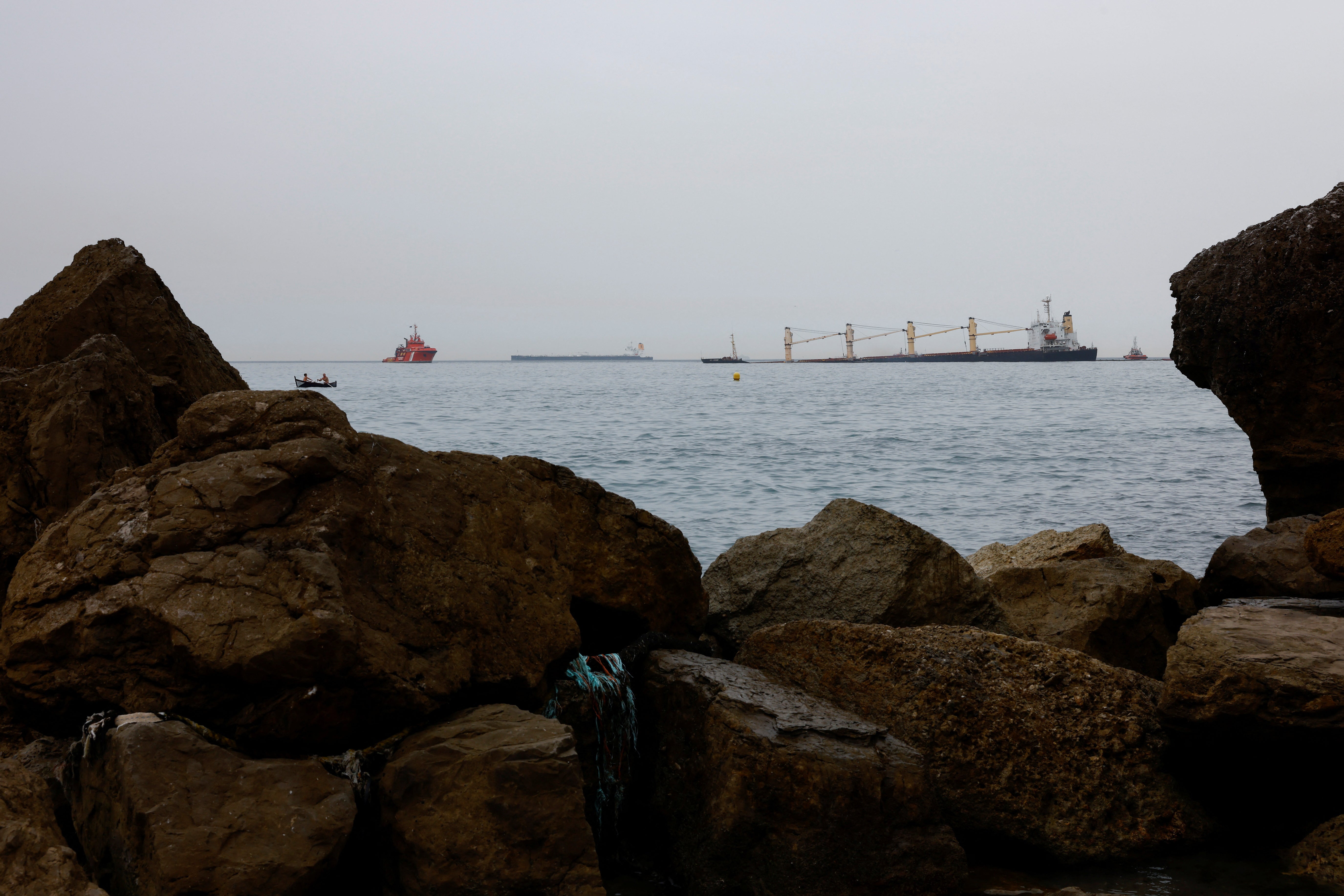 Fotos: el buque semihundido en Gibraltar