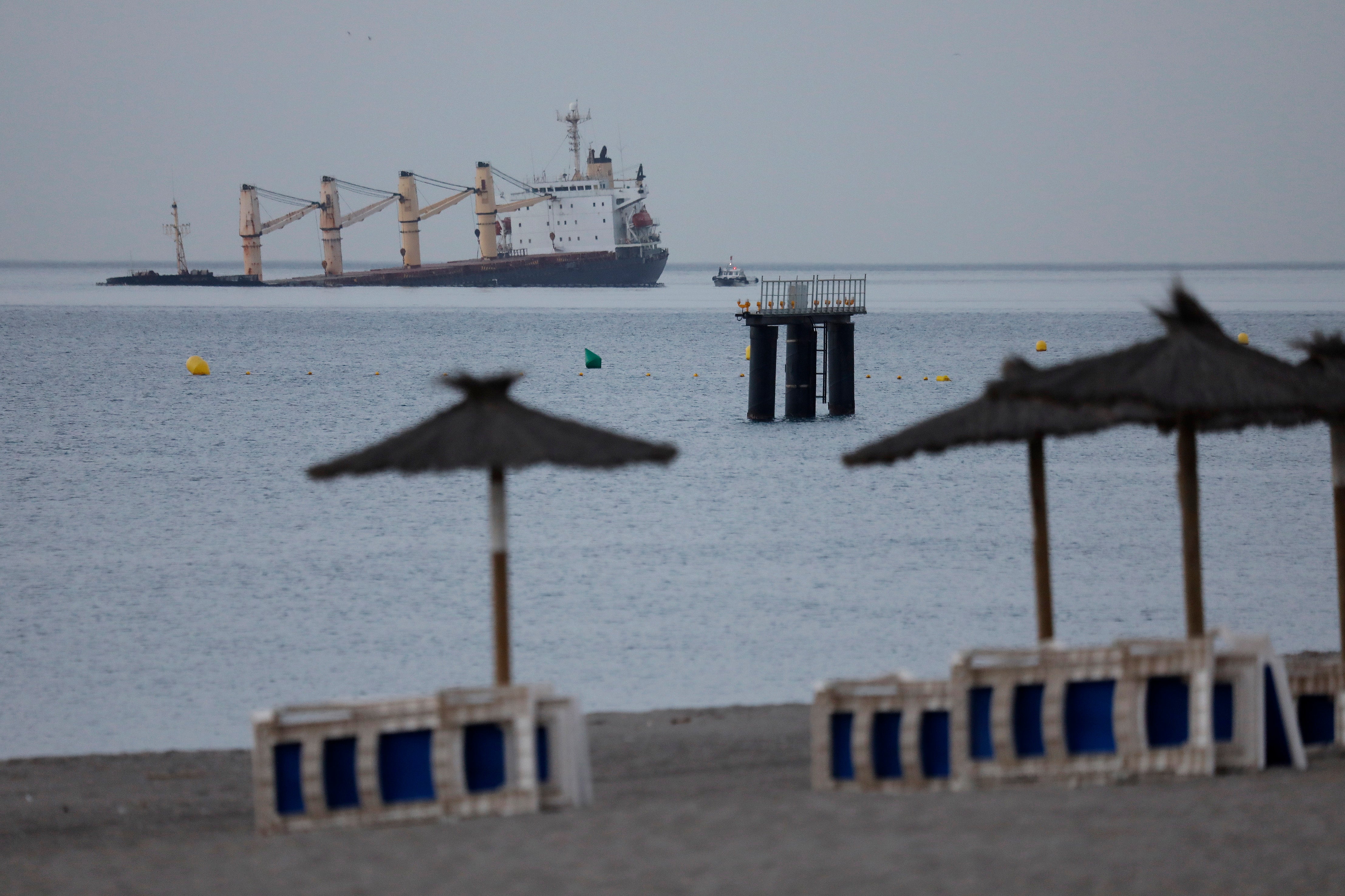 Fotos: el buque semihundido en Gibraltar