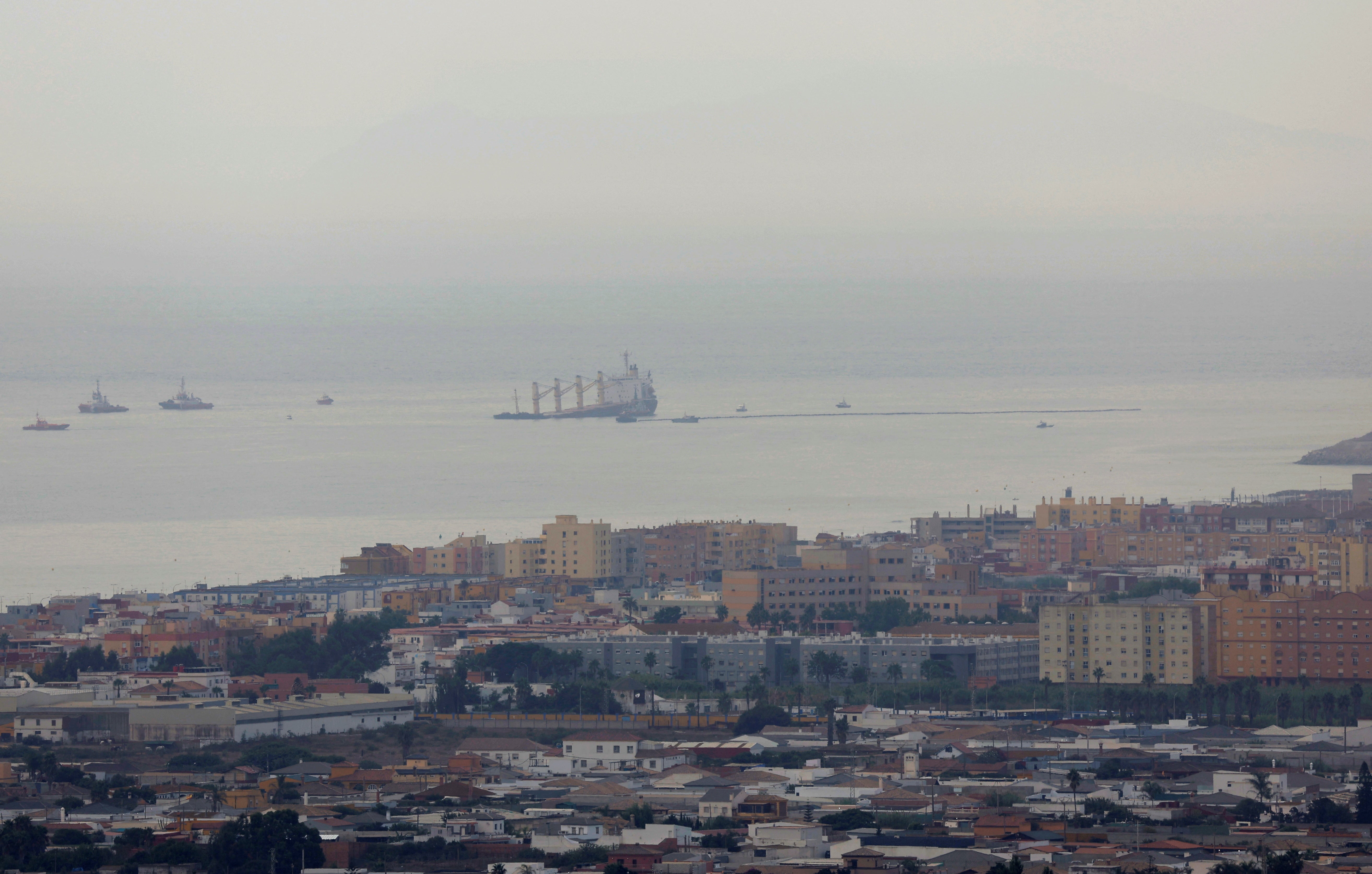 Fotos: el buque semihundido en Gibraltar