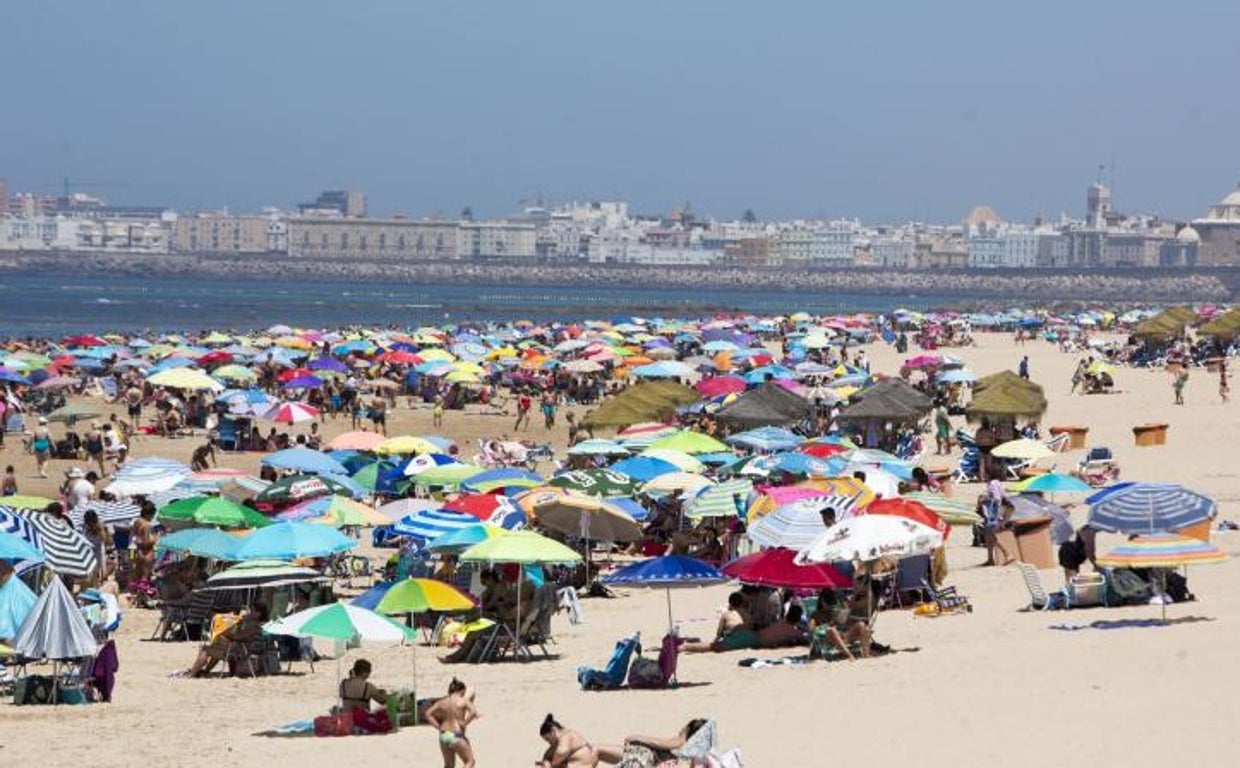 Muere un hombre de un infarto en la playa de La Victoria, en Cádiz