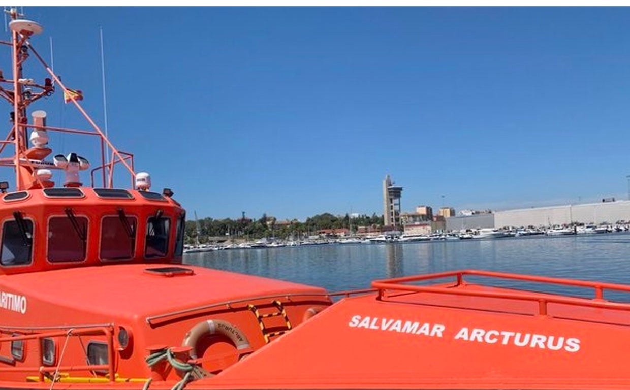 Rescatados tres hombres que intentaban llegar nadando a la costa en Guadalmesí, en Tarifa