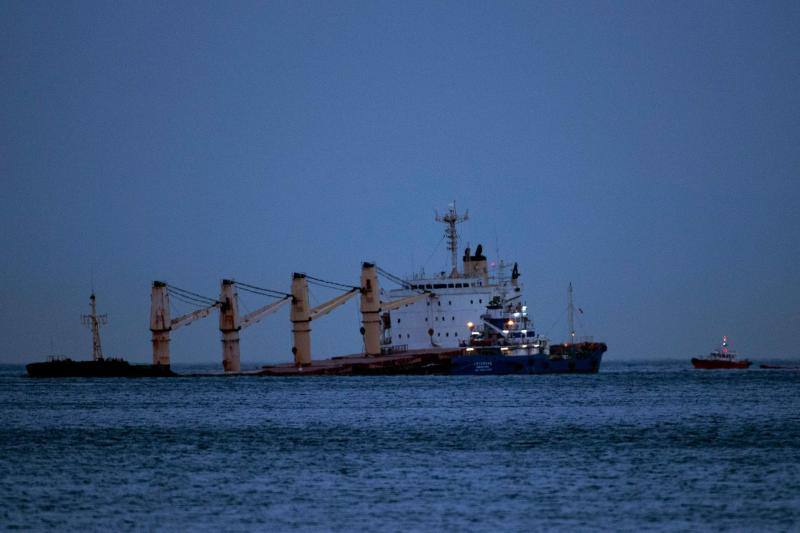 Fotos: el buque semihundido en Gibraltar