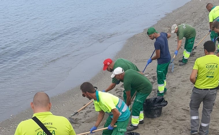 Salud prohíbe el baño en la playa de Poniente de La Línea  como consecuencia del vertido