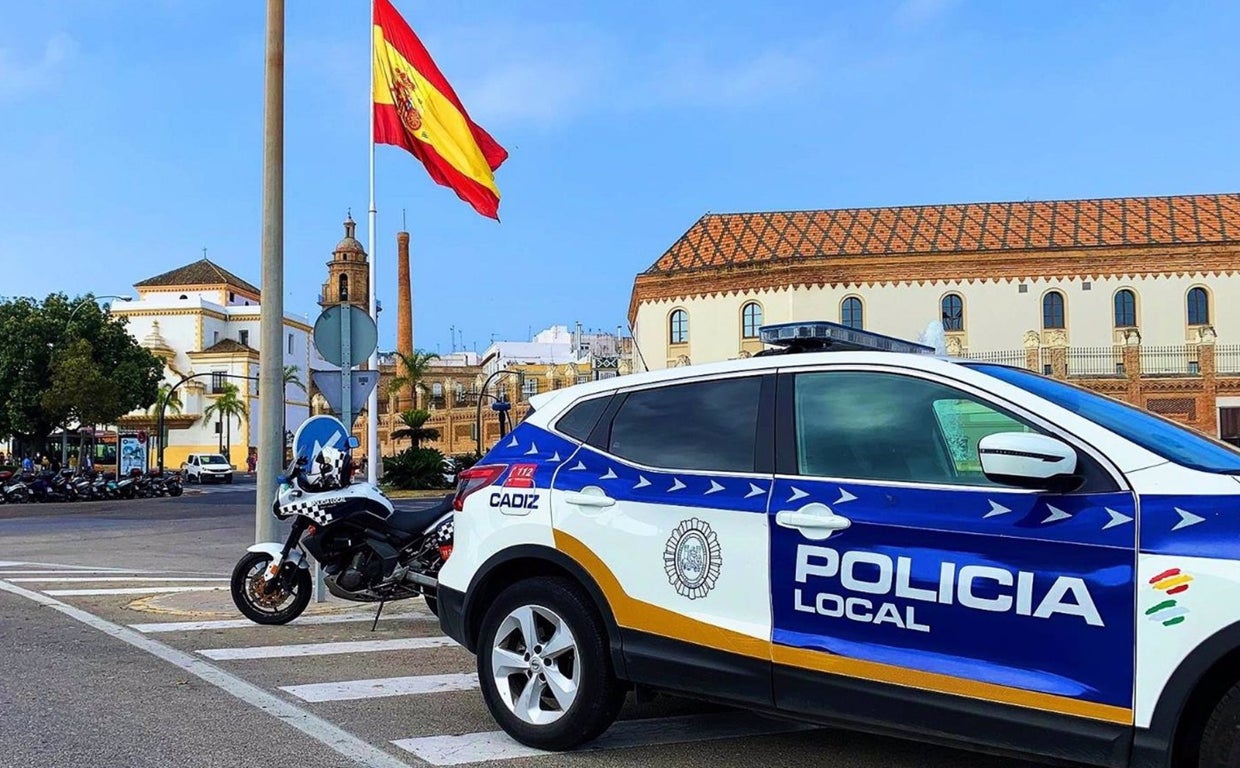 Policía Local de Cádiz en la Plaza Sevilla de Cádiz.