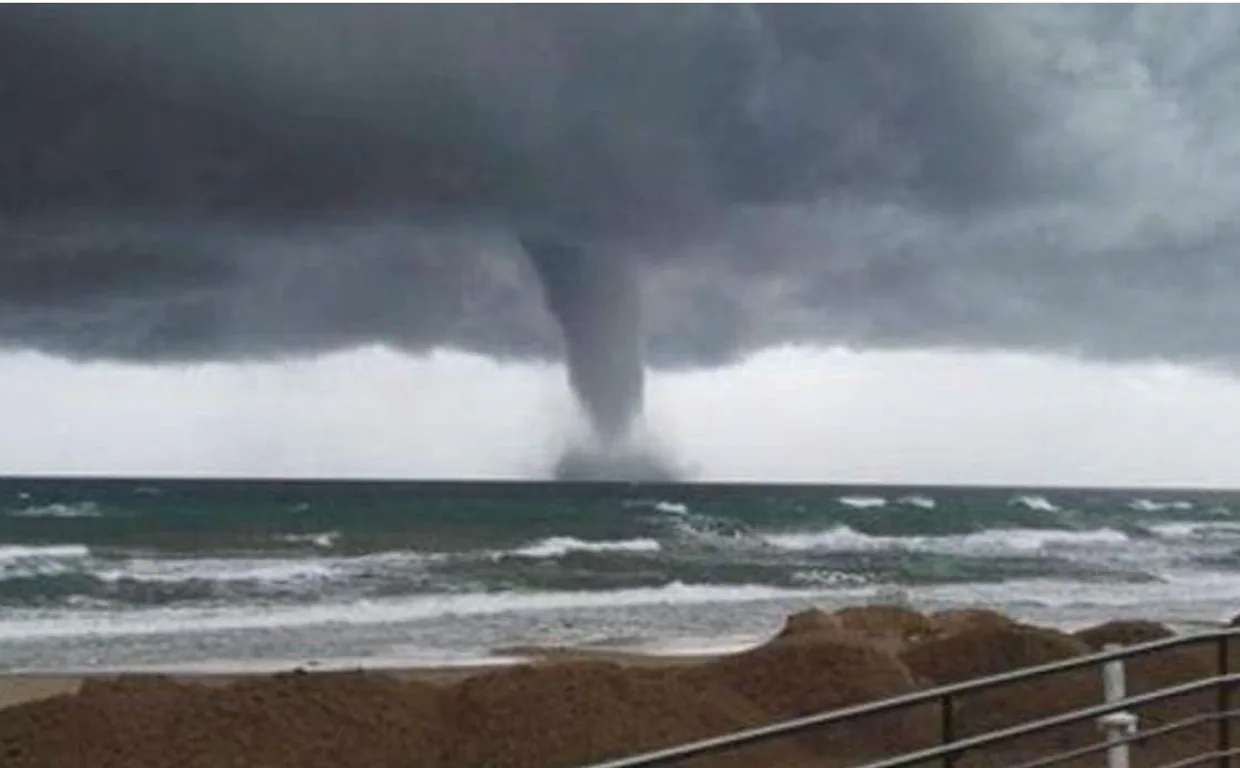 Imagen de archivo de un tornado registrado frente a la costa atlántica en 2017.