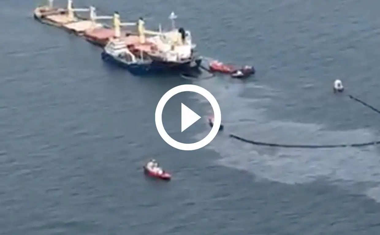 El vídeo viral del vertido de combustible del barco accidentado en Gibraltar