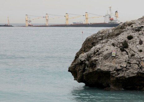 Imagen secundaria 1 - Reabre la playa de Poniente de la Línea y se mantiene la bandera roja en dos playas de Gibraltar por vertidos del buque OS35
