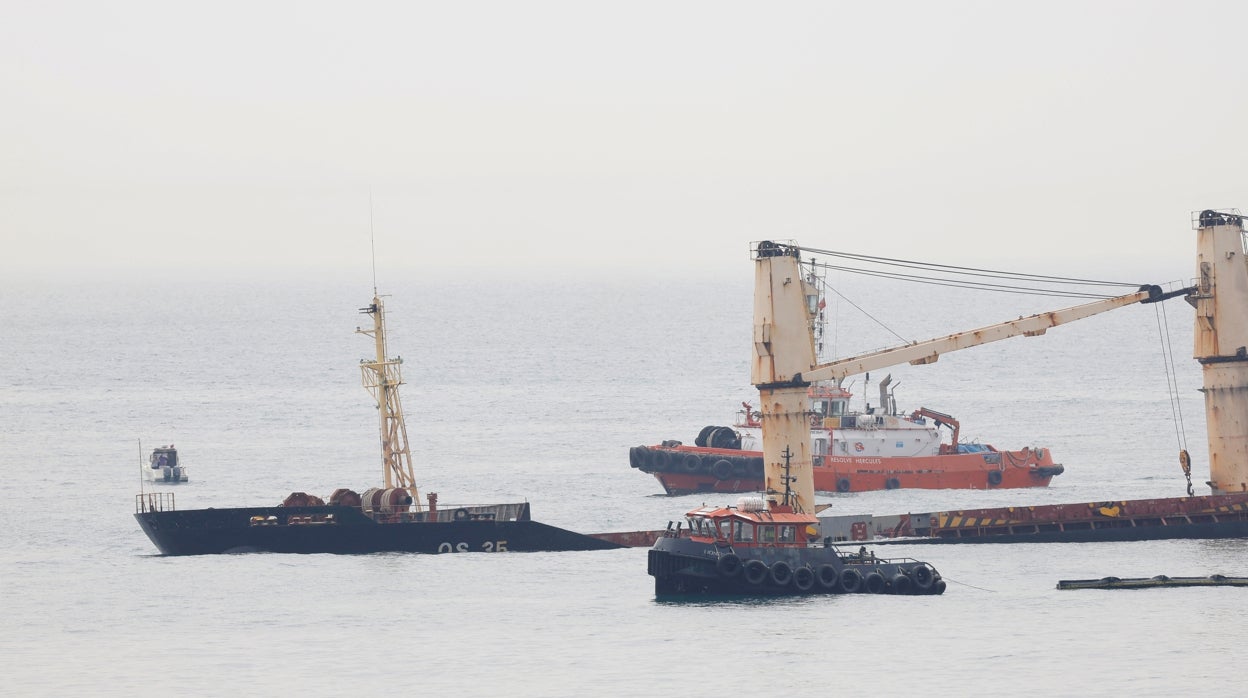 La situación del buque OS35 varado en Gibraltar permanece estable y sigue el bombeo de combustible para vaciar el tanque uno