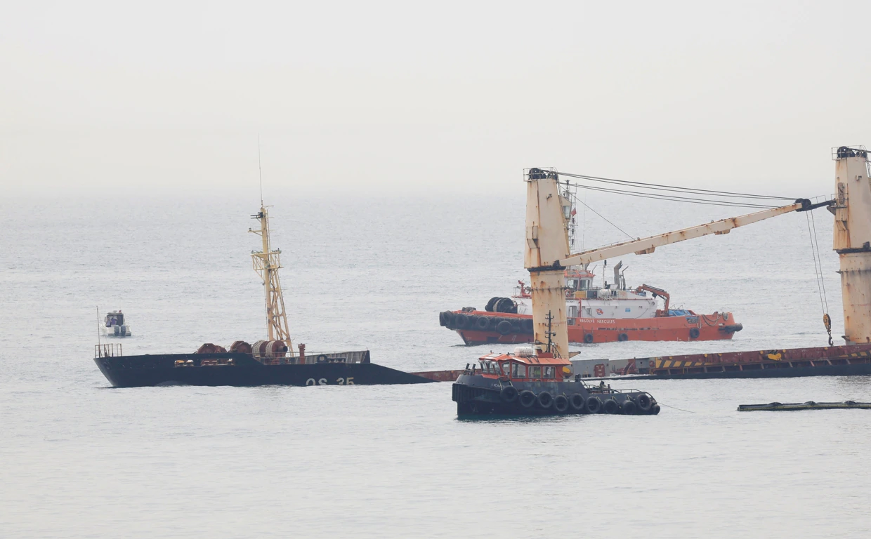 La situación del buque OS35 varado en Gibraltar permanece estable y sigue el bombeo de combustible para vaciar el tanque uno
