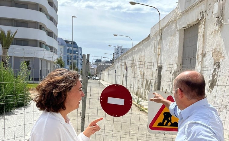 Juancho Ortiz denuncia que dos calles de Los Chinchorros permanecen cerradas al tráfico de forma «incomprensible»