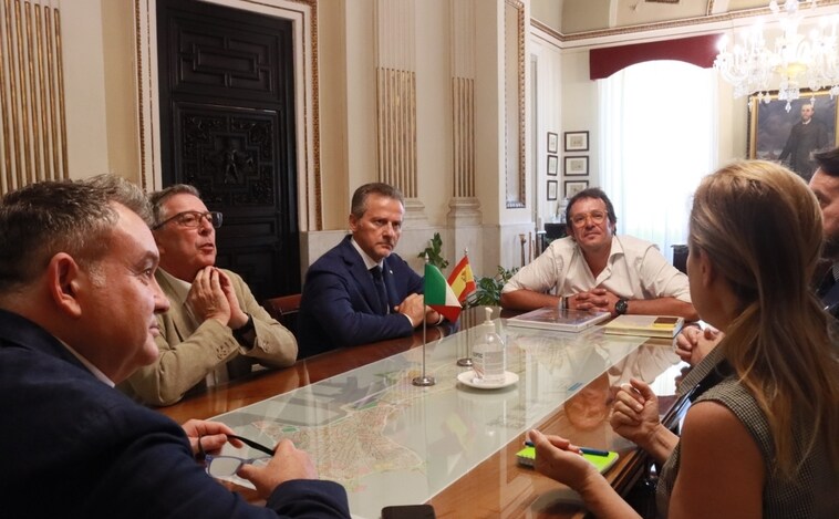 El presidente de la región italiana del Véneto realiza una visita oficial al Ayuntamiento de Cádiz