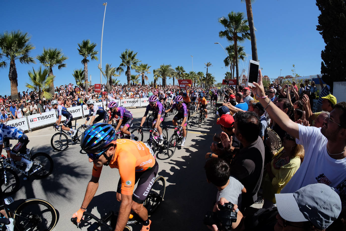 Las imágenes de la Vuelta Ciclista a España a su paso por Sanlúcar