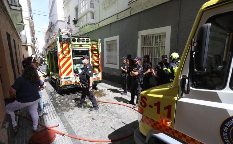 Pequeño incendio en la calle Torre con Sacramento, en el casco antiguo de Cádiz