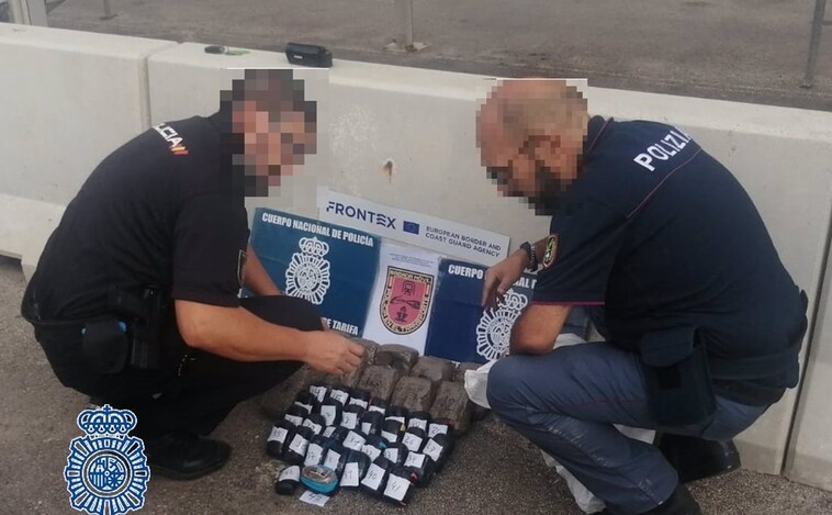 Detenido en el puerto de Tarifa con 13 kilos de hachís ocultos en el coche procedente de Marruecos