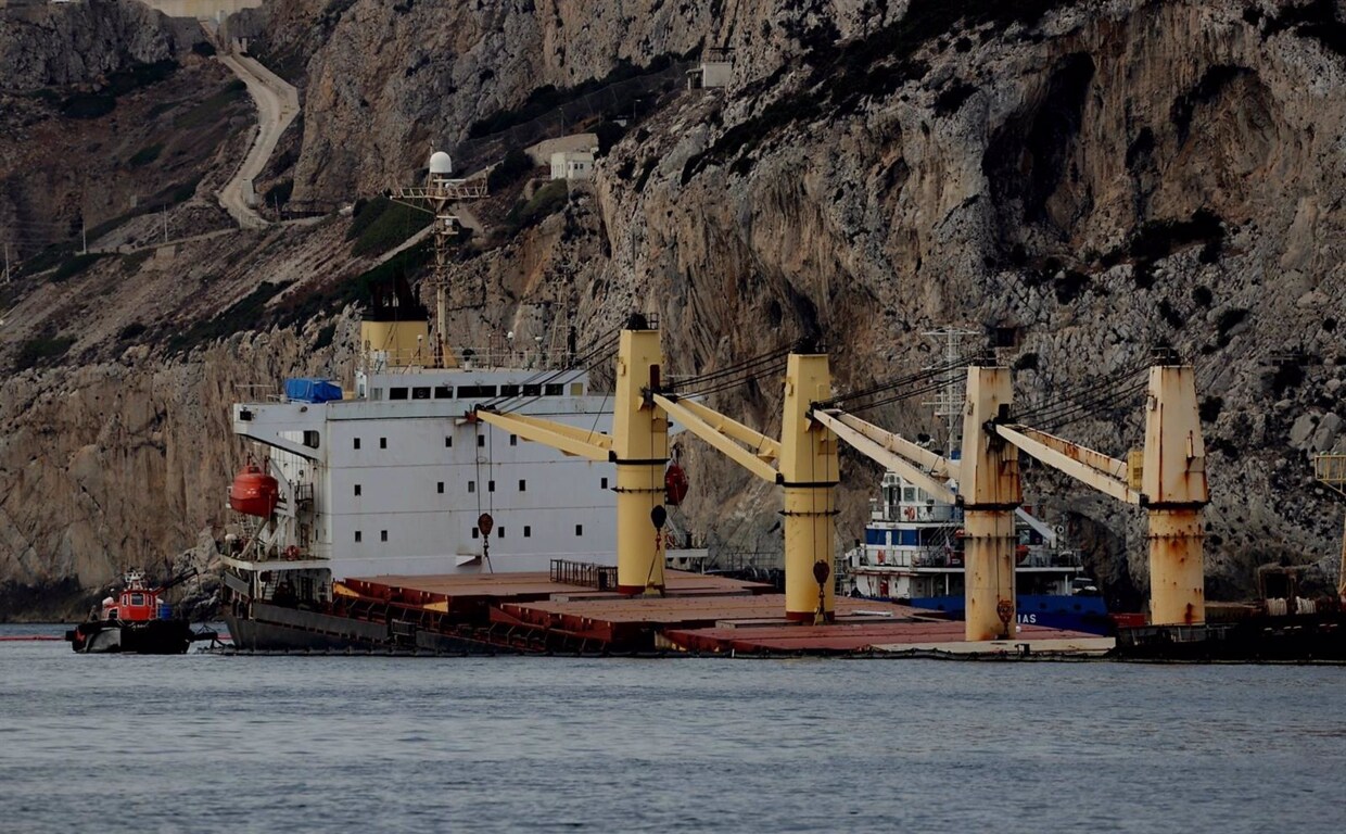 Gibraltar acordona una parte de la costa por las rocas cubiertas de petróleo del buque OS35