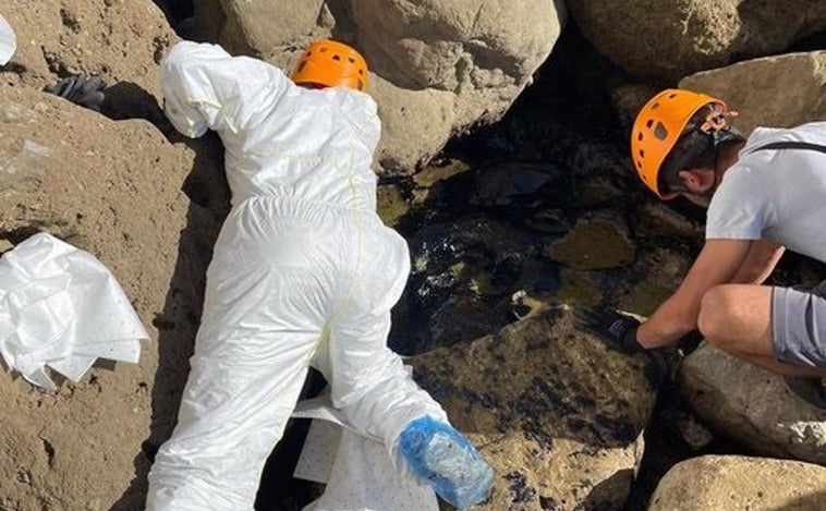 Nuevos restos de petróleo procedentes del buque OS35 alcanzan la orilla de la playa de Sandy Bay en Gibraltar