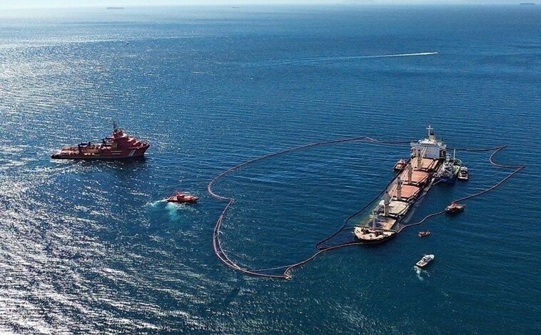El petróleo del buque hundido en Gibraltar llega a la playa