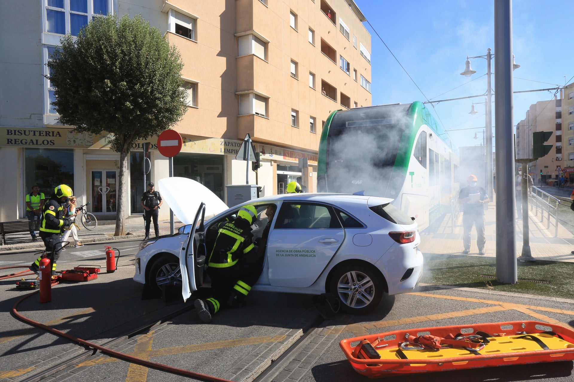En imágenes: Simulacro de emergencia en el tranvía de la Bahía