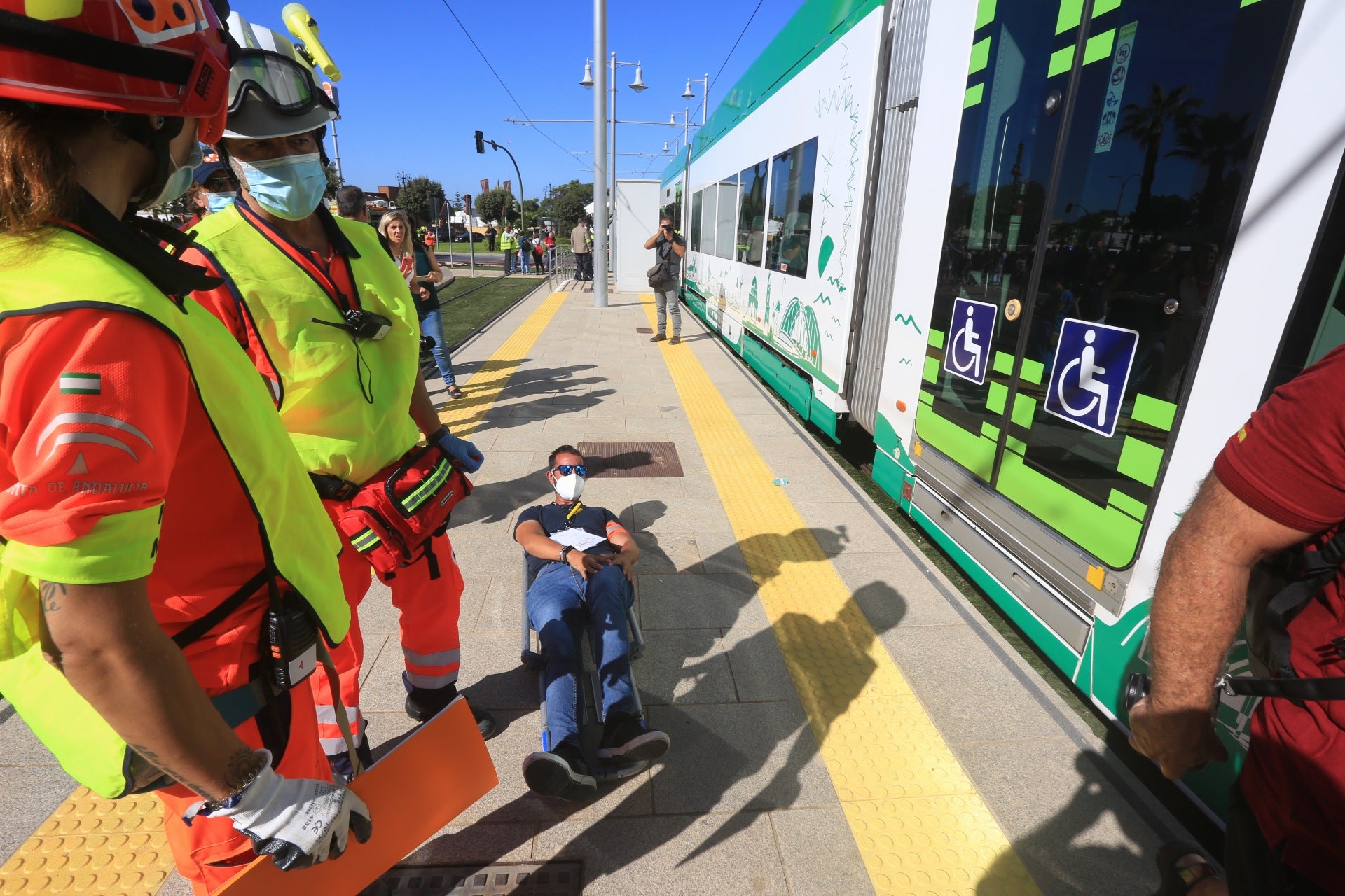 En imágenes: Simulacro de emergencia en el tranvía de la Bahía