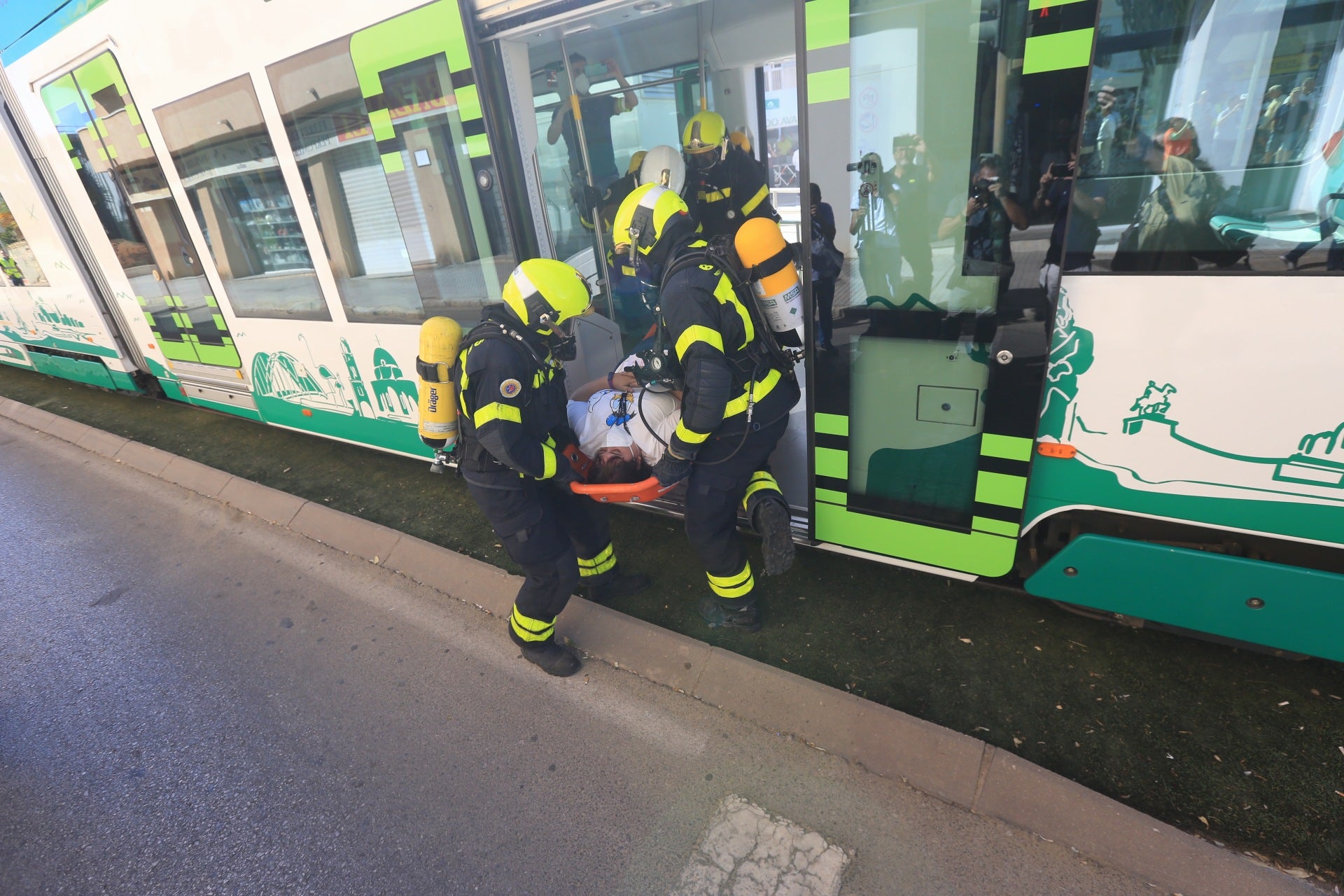 En imágenes: Simulacro de emergencia en el tranvía de la Bahía