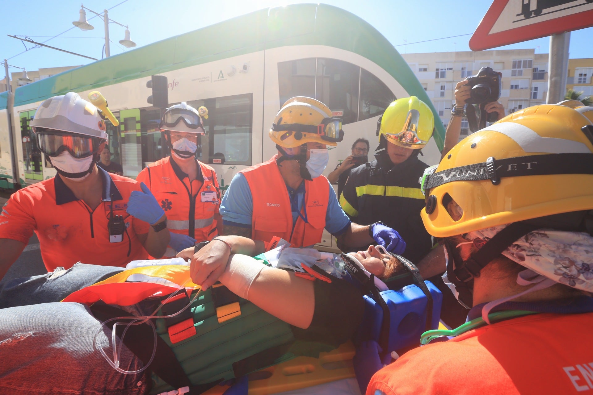 En imágenes: Simulacro de emergencia en el tranvía de la Bahía