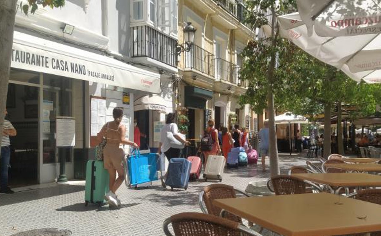 Un grupo de turistas en la capital gaditana.