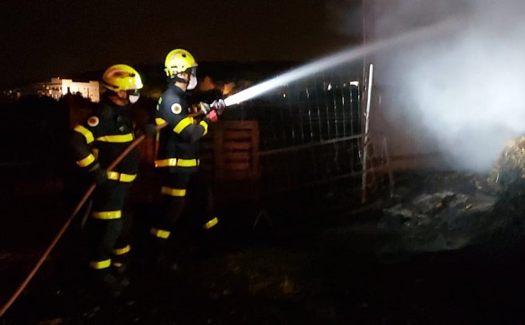 Los bomberos rescatan varios animales tras el incendio de un pajar en Bornos