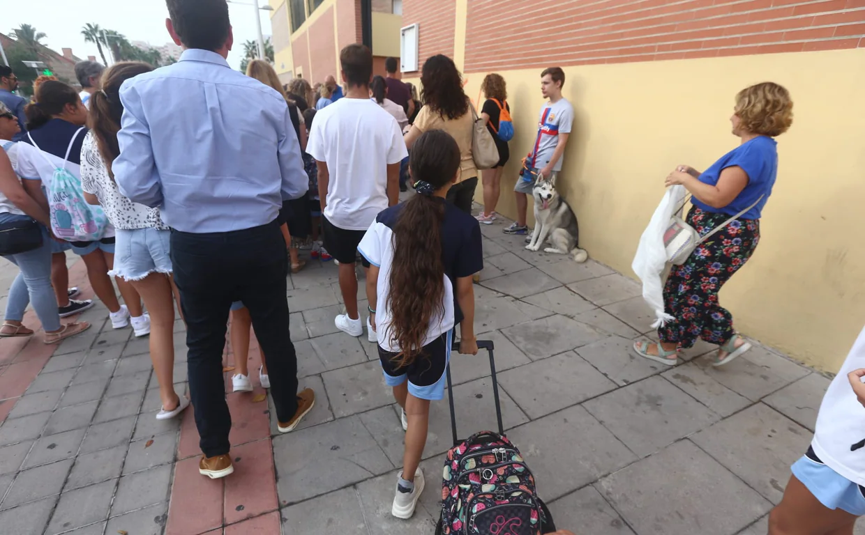 Educación en Cádiz: un cheque escolar de 100 euros por hijo para familias