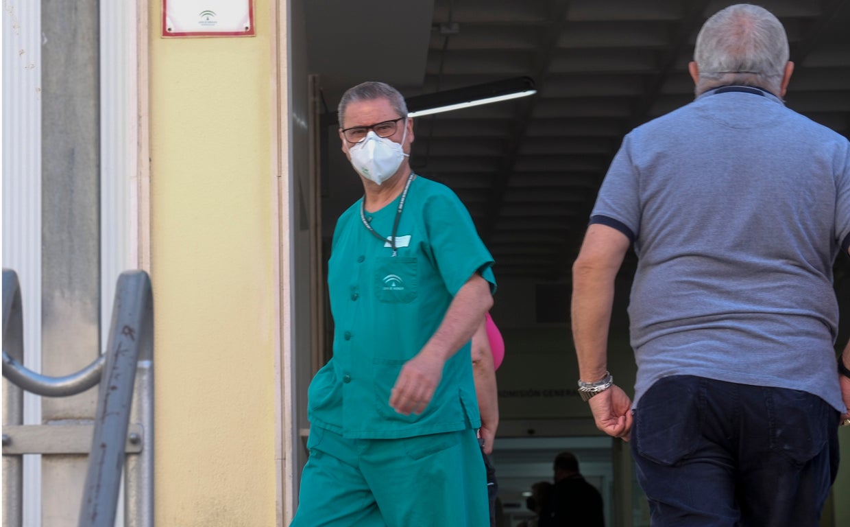 Un sanitario a las puertas del hospital Puerta del Mar.