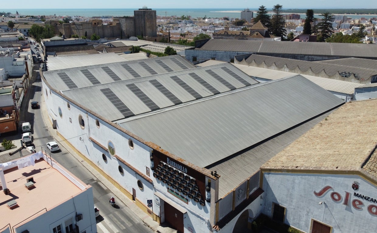 Barbadillo ha instalado sobre su cubierta placas fotovoltaicas.