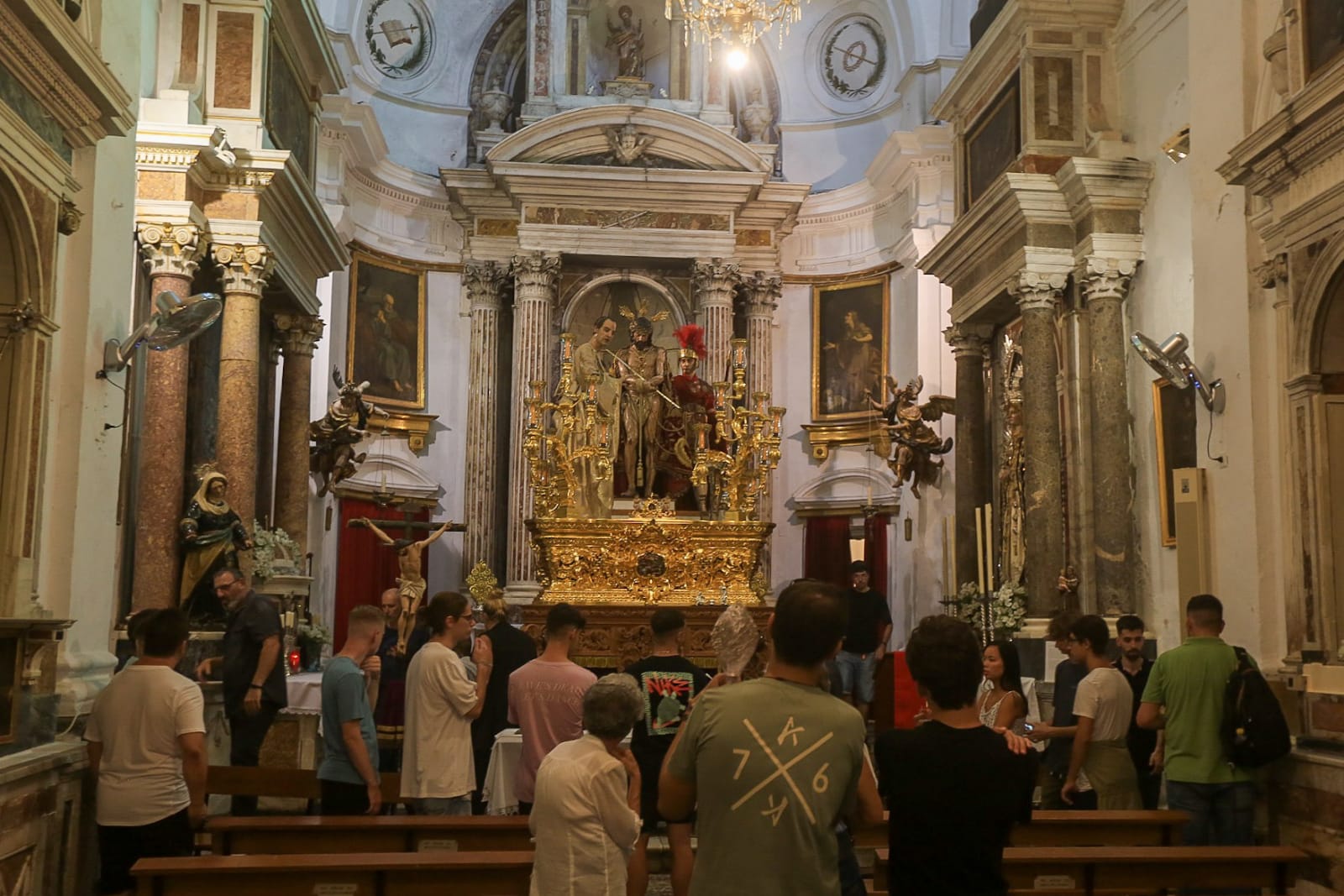 Fotos: Los gaditanos visitan las imágenes que saldrán en la Magna de este sábado