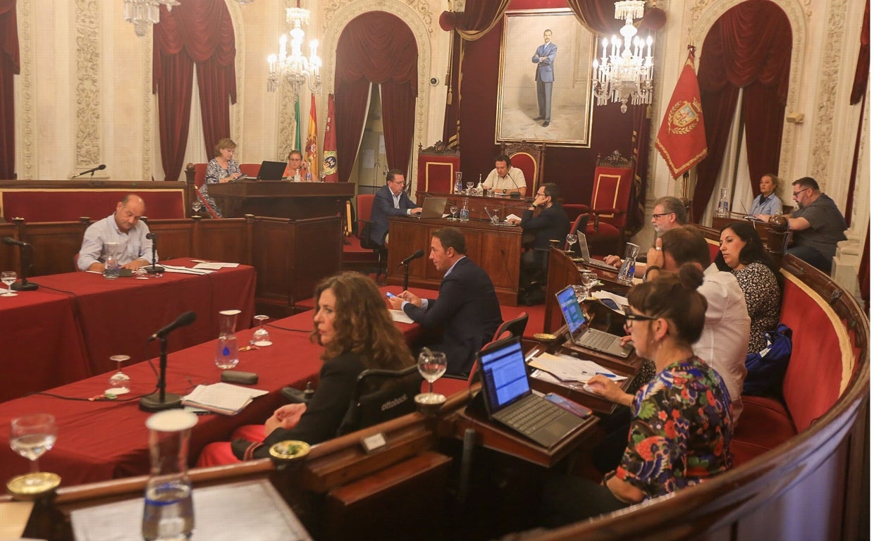 Momento del pleno extraordinario celebrado este miércoles en el Ayuntamiento de Cádiz