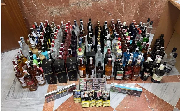 Intervenidas 175 botellas de bebidas alcohólicas y tabaco sin autorización en un '24 horas' de Algeciras