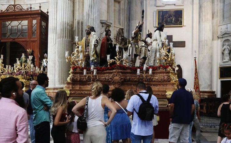 El consejero de Cultura afirma que la procesión Magna constata la «sinergia» entre el turismo y la cultura