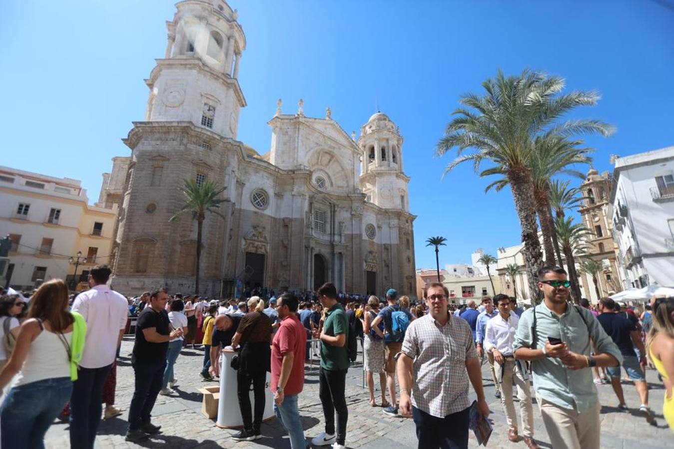 Fotos: Gran ambiente en la Catedral previo a las procesiones de la Magna 2022