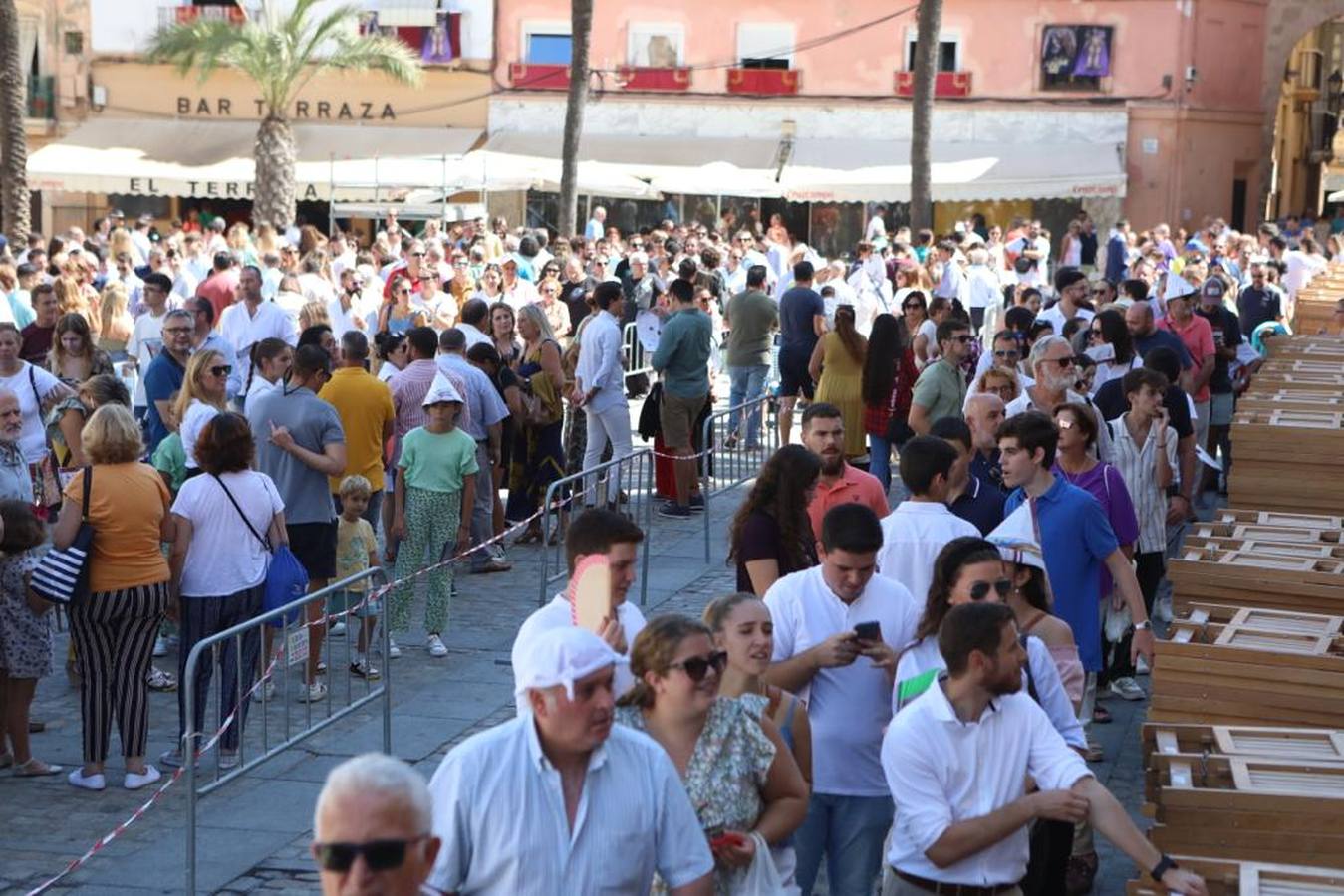 Fotos: Gran ambiente en la Catedral previo a las procesiones de la Magna 2022