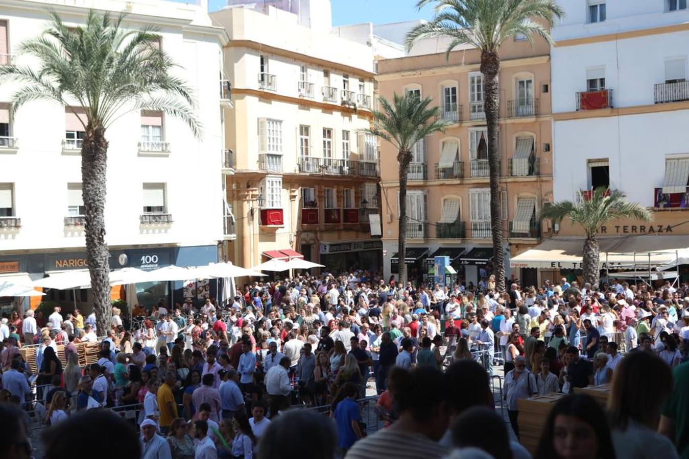 Fotos: Gran ambiente en la Catedral previo a las procesiones de la Magna 2022