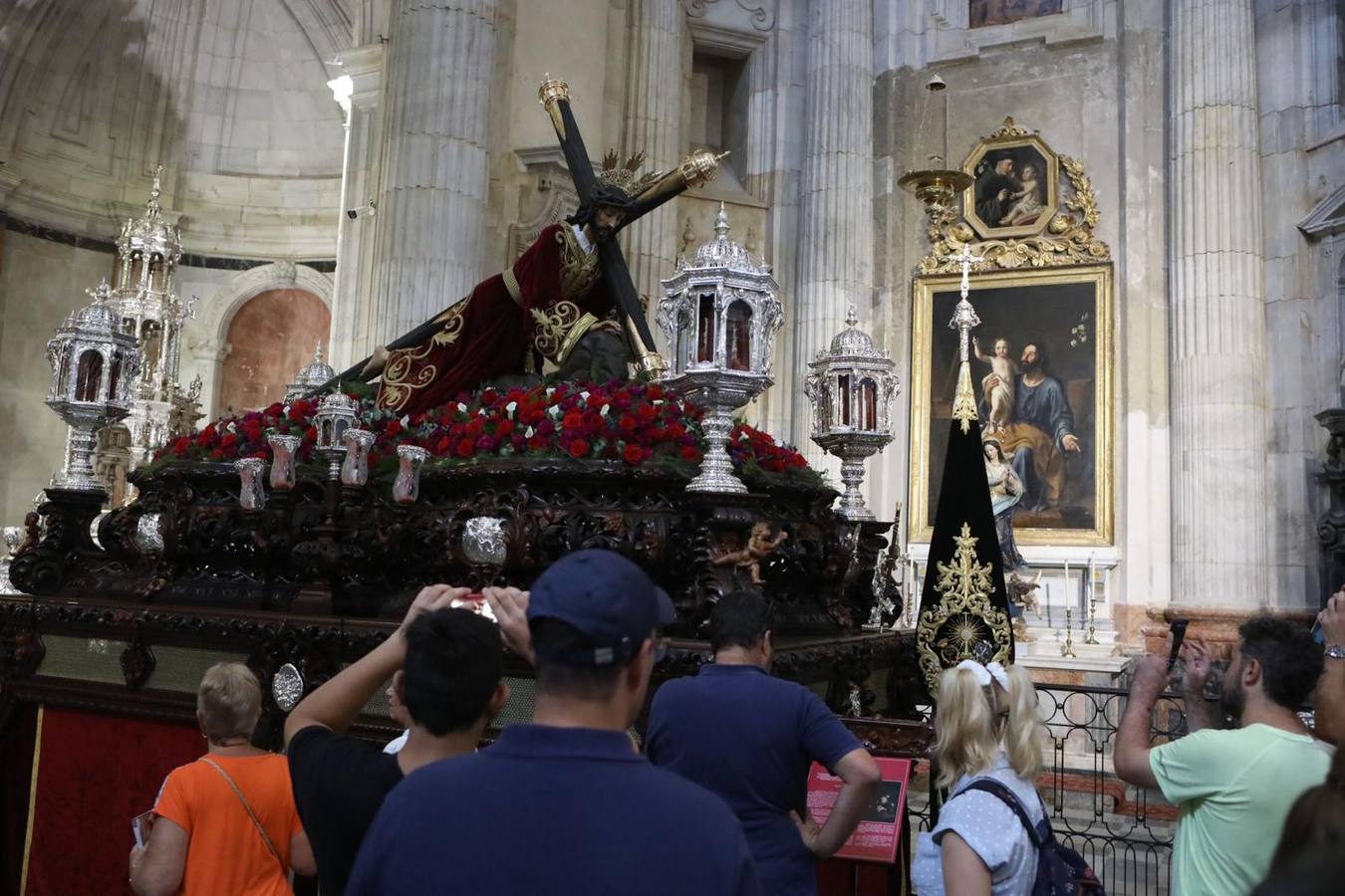 Fotos: Gran ambiente en la Catedral previo a las procesiones de la Magna 2022