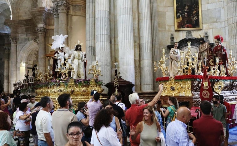 Lleno en la Catedral de Cádiz para ver los pasos de la Magna 2022