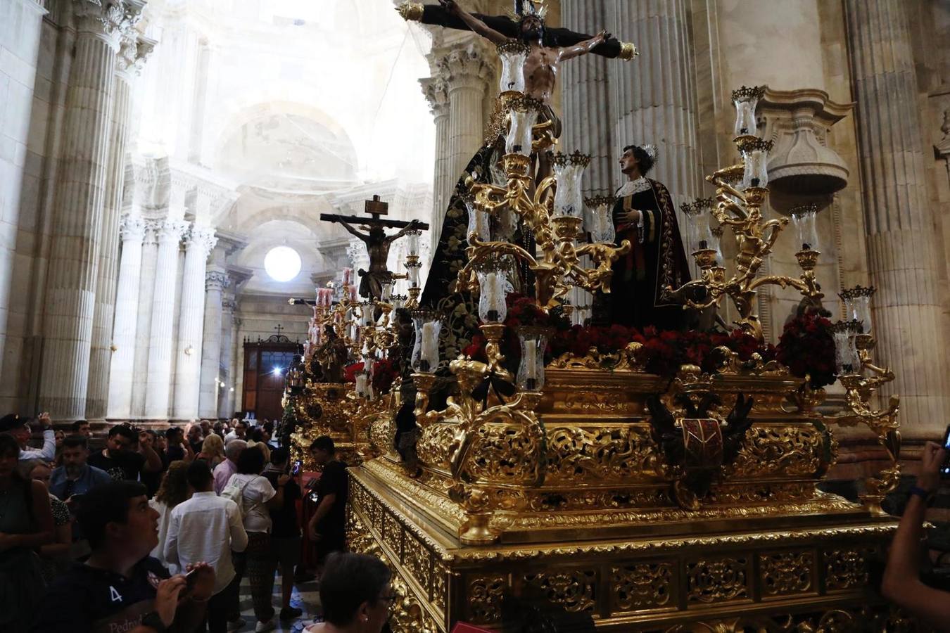 Fotos: Gran ambiente en la Catedral previo a las procesiones de la Magna 2022