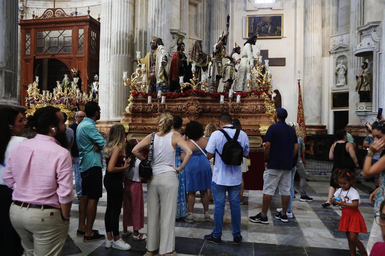 Fotos: Gran ambiente en la Catedral previo a las procesiones de la Magna 2022