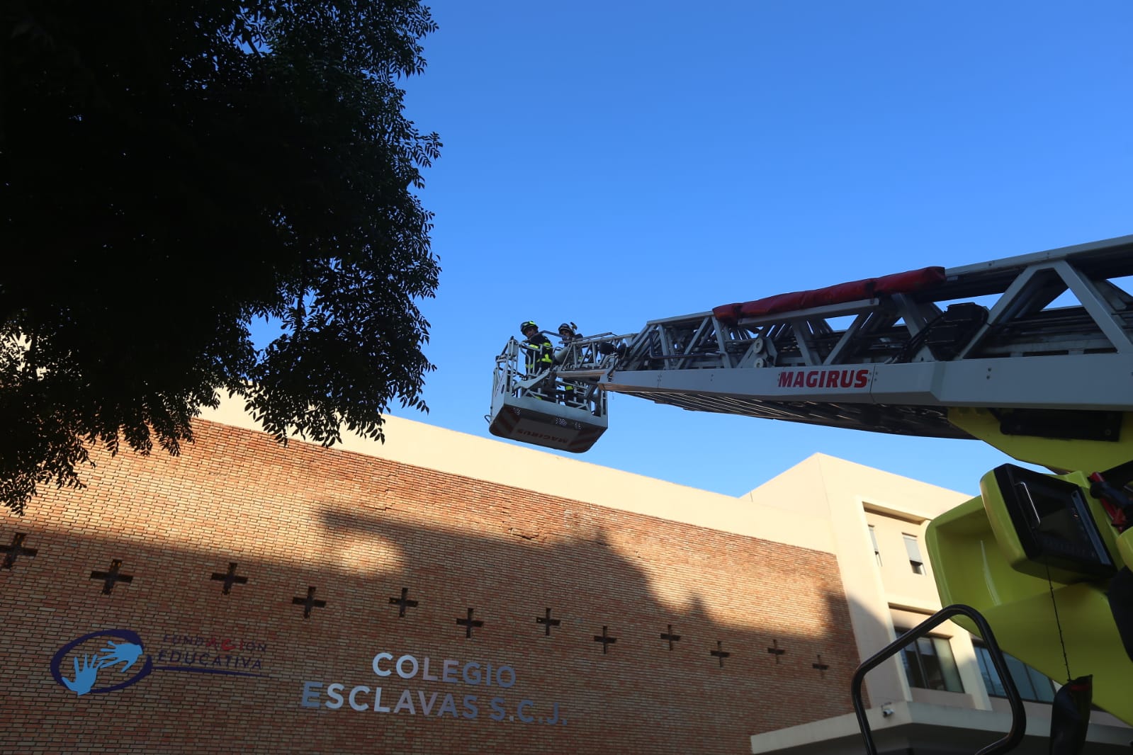Fotos: Así ha quedado el colegio de las Esclavas de Cádiz tras derrumbarse el techo