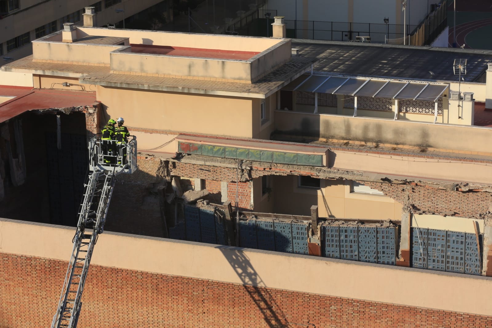 Fotos: Así ha quedado el colegio de las Esclavas de Cádiz tras derrumbarse el techo