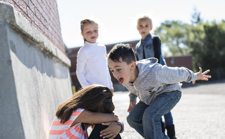 Denuncian un caso de bullying en un colegio de Cádiz: «Le tiran comida a la cara y la insultan»