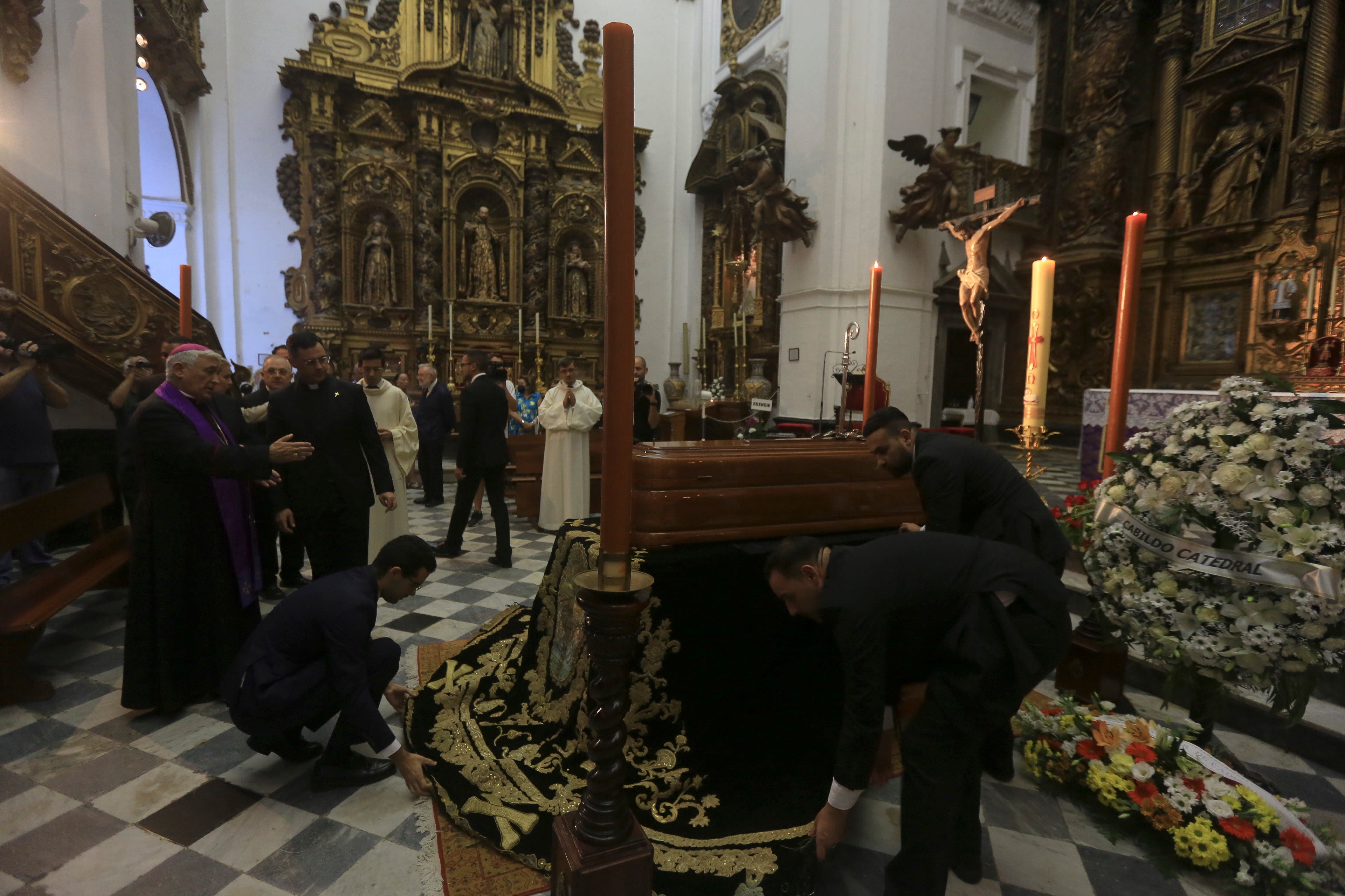Las imágenes de la capilla ardiente del obispo emérito Antonio Ceballos