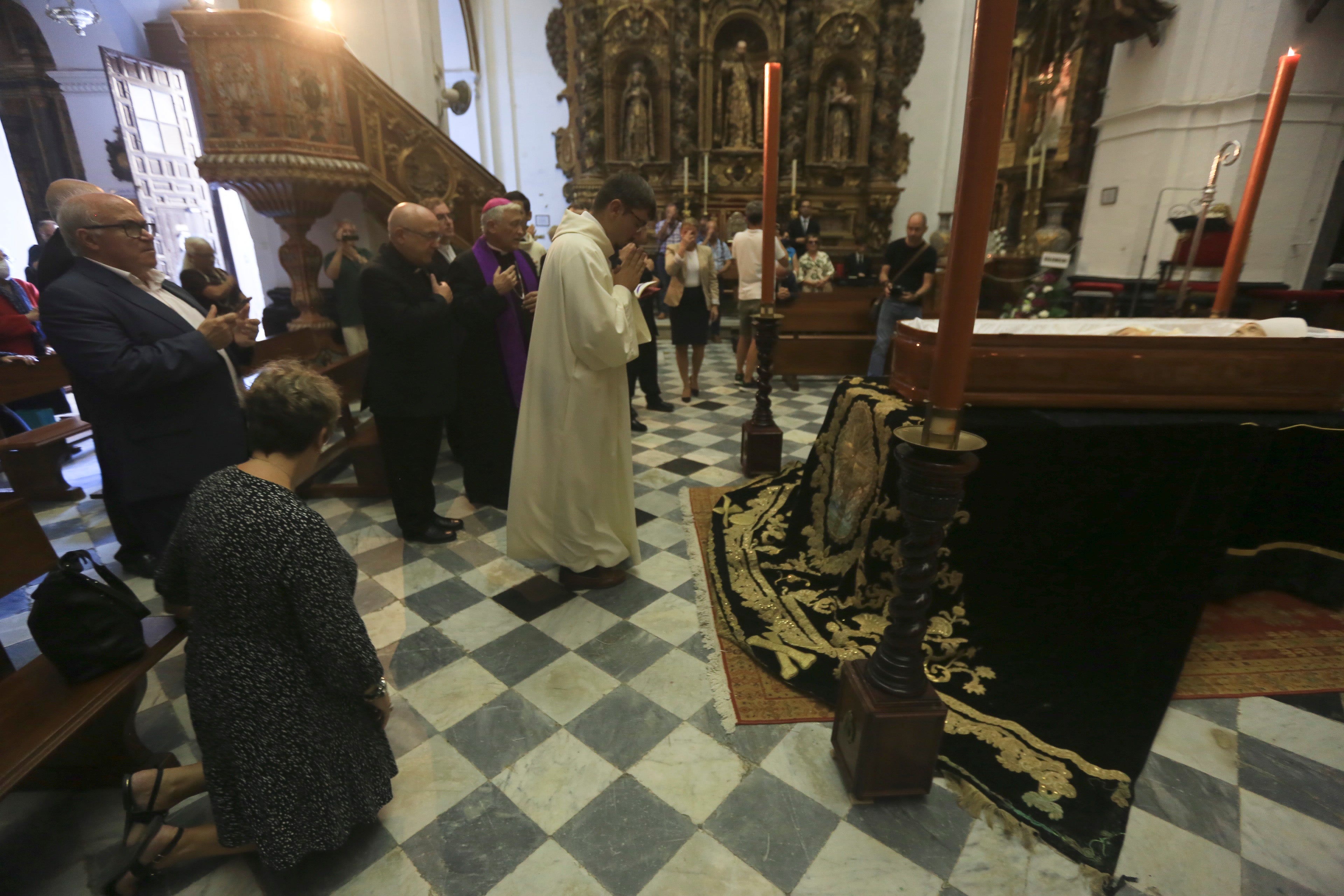 Las imágenes de la capilla ardiente del obispo emérito Antonio Ceballos
