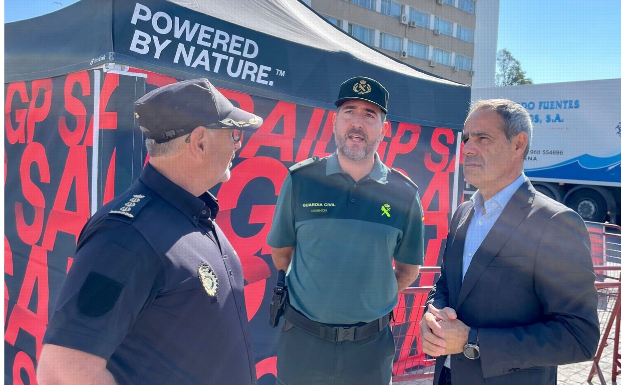 El subdelegado del Gobierno en Cádiz, José Pacheco, junto a mandos de la Policía Nacional y Guardia Civil.