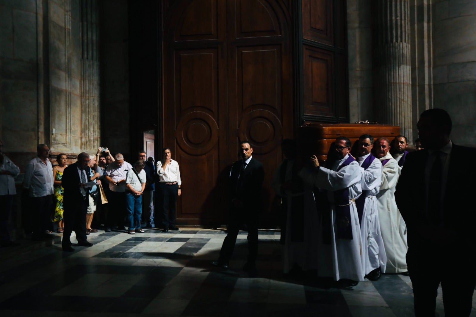 El obispo Ceballos ya descansa en la Catedral de Cádiz