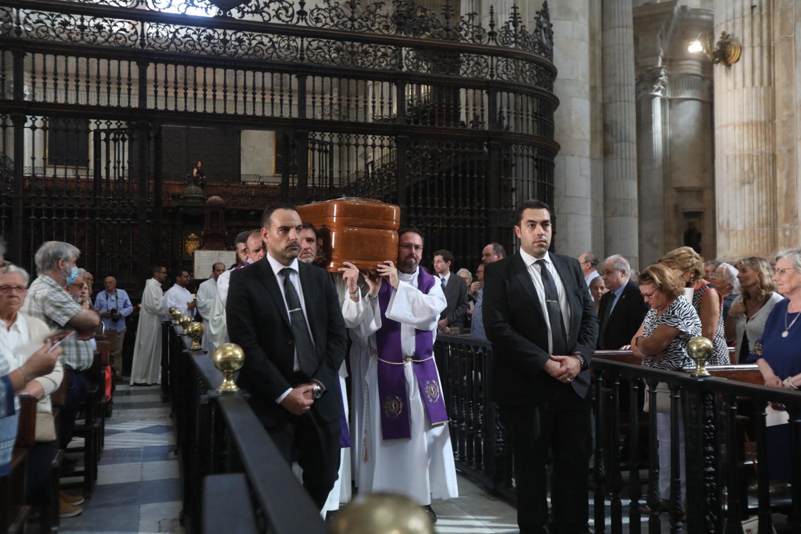 El obispo Ceballos ya descansa en la Catedral de Cádiz